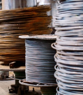Filmaşin, ambarlarda bağlantı parçaları. Metalurji tesisi Endüstriyel depo.
