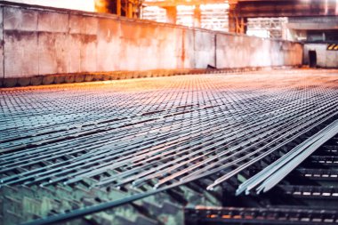 Metalürji endüstrisi. Yuvarlanan değirmen. Vana yuvarlandıktan sonra soğutuldu..