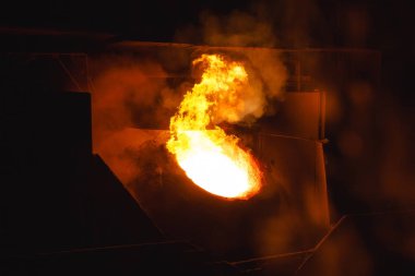Dökümhanedeki metalin erimesi.