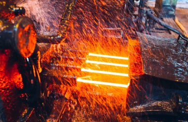 Çelik fabrikasında sıcak çelik konveyörde