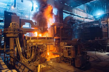 Metalurji fabrikasının açık ocak atölyesi