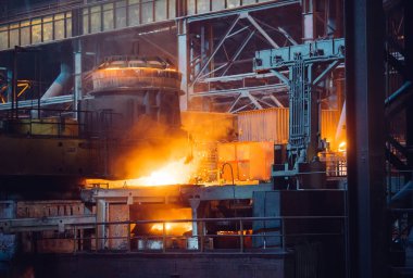 Metalurji fabrikasının açık ocak atölyesi