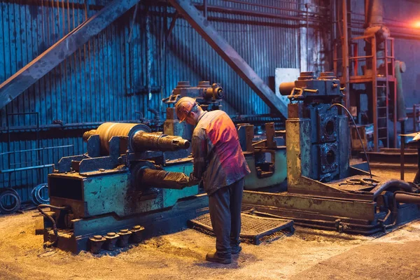Trabajador Industria Pesada Que Trabaja Duro Máquina Entorno Industrial Áspero —  Fotos de Stock