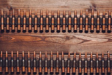 ahşap arka plan üzerinde satırlardaki metal madde işaretleri