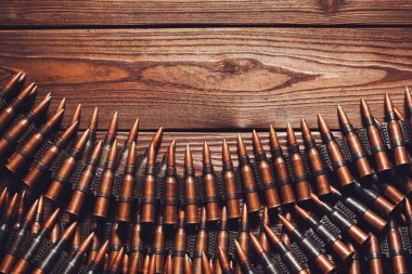 ahşap arka plan üzerinde satırlardaki metal madde işaretleri