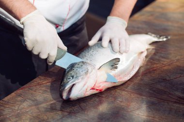 elinde Şef kesme çiğ somon Restoran tablo