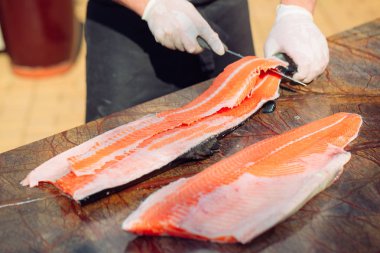 elinde Şef kesme tablo'deki çiğ somon fileto