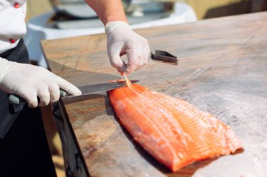 elinde Şef kesme tablo'deki çiğ somon fileto