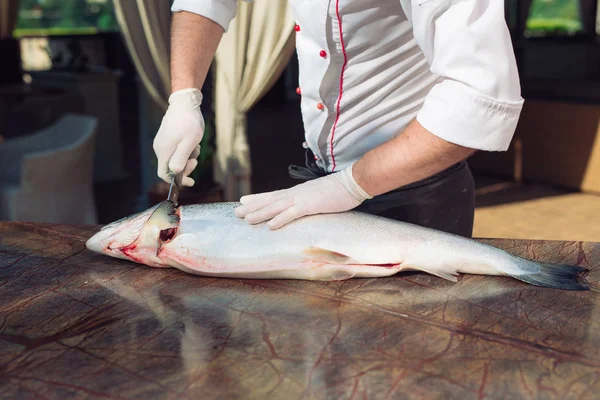 Rukou Šéfkuchař Řezání Syrového Lososa Stole Restauraci — Stock fotografie