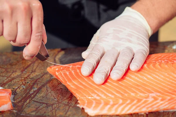 Mãos Chef Cortando Filé Salmão Cru Mesa — Fotografia de Stock