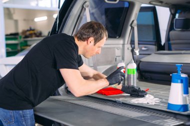 Araba kimyageri. Araba bagajının kimyasal tedavisi.