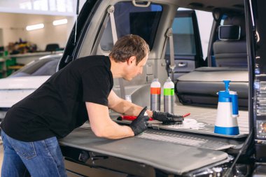 Araba kimyageri. Araba bagajının kimyasal tedavisi.