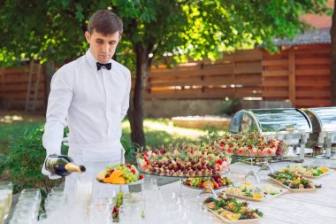 Barmen bardakiçine şampanya dökme