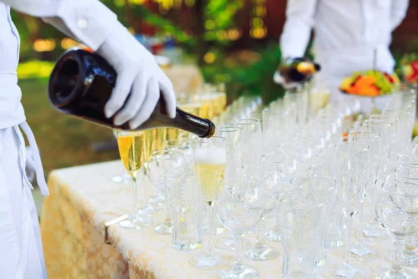 Närbild Bartenders Hälla Champagne Glasögon — Stockfoto