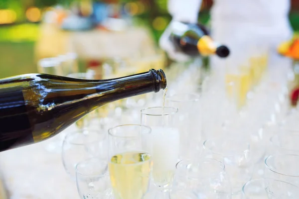 Närbild Bartenders Hälla Champagne Glasögon — Stockfoto