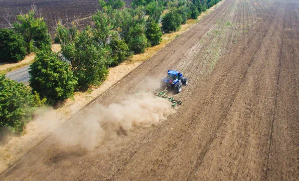 Traktor Pflügt Und Sät Feld — Stockfoto