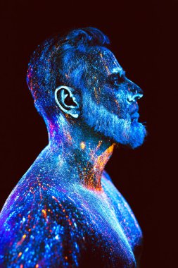 Kavram. Sakallı bir adam portresi. Adam ultraviyole toz boyalı.