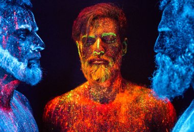 Floresan tozuyla boyanmış üç sakallı adamın portresi..