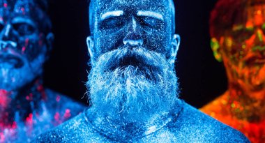 Floresan tozuyla boyanmış üç sakallı adamın portresi..