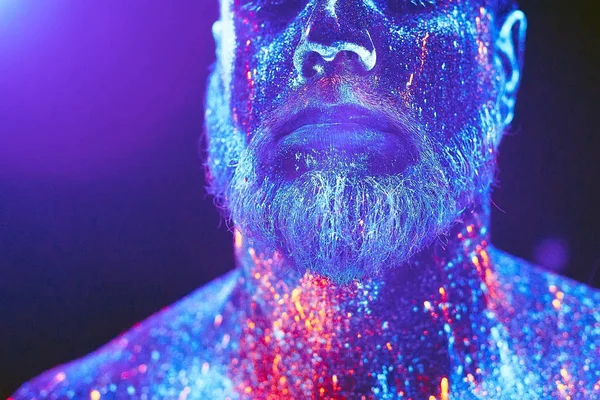 Концепция Портрет Бородатого Человека Человек Окрашен Ультрафиолетовый Порошок — стоковое фото