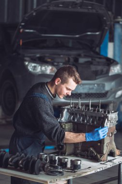 Master araba için yeniden inşa edilmiş bir motor toplar