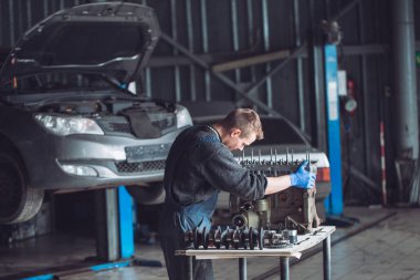 Master araba için yeniden inşa edilmiş bir motor toplar