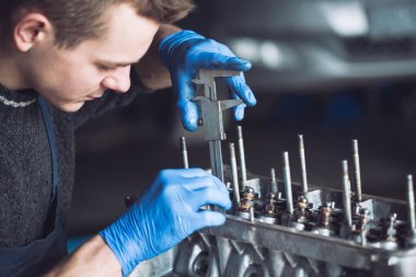 Master araba için yeniden inşa edilmiş bir motor toplar