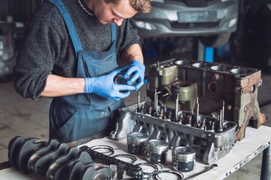 Master araba için yeniden inşa edilmiş bir motor toplar