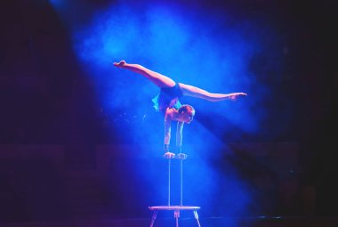 Sirkte akrobat kız performansı.