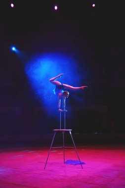 Sirkte akrobat kız performansı.