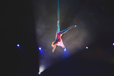 Sirkte kız hava akrobat performansı.