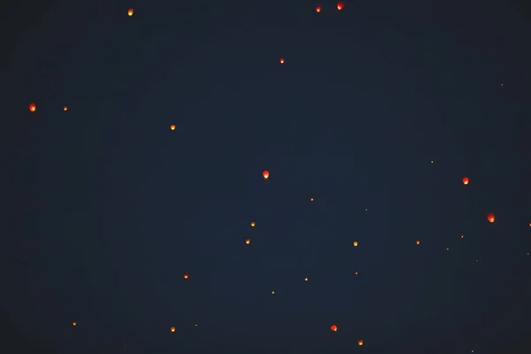 Lanternes Chinoises Volantes Dans Ciel Sombre — Photo