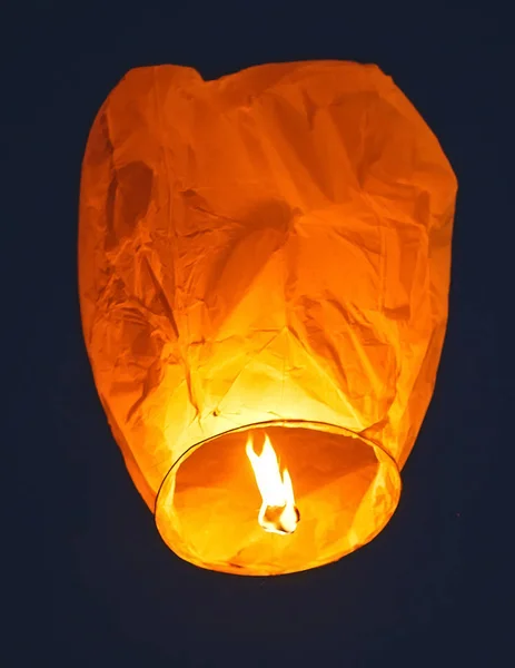 Flygande Kinesiska Lantern Mörk Himmel — Stockfoto
