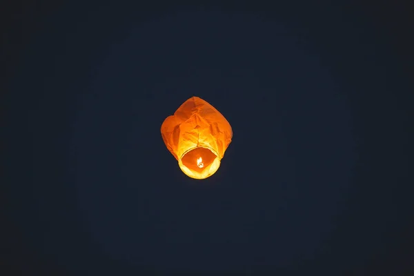 Latający Lampion Chiński Ciemne Niebo — Zdjęcie stockowe