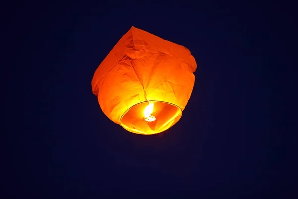 Latający Lampion Chiński Ciemne Niebo — Zdjęcie stockowe