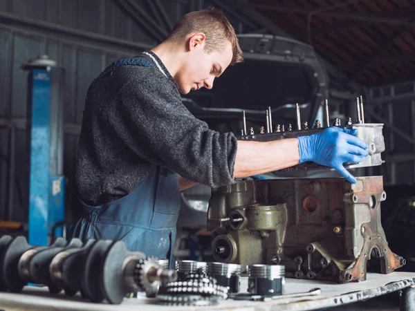 Master Araba Için Yeniden Inşa Edilmiş Bir Motor Toplar — Stok fotoğraf