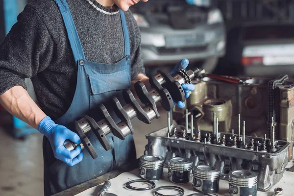 Mestre Recolhe Motor Reconstruído Para Carro — Fotografia de Stock