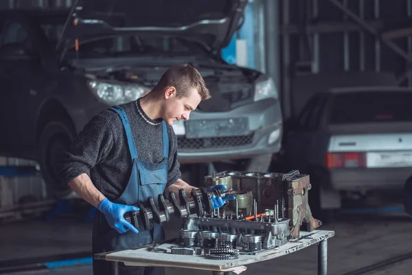 Mestre Recolhe Motor Reconstruído Para Carro — Fotografia de Stock