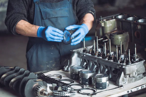 Nahaufnahme Eines Mechanikers Der Einen Umgebauten Motor Für Ein Auto — Stockfoto