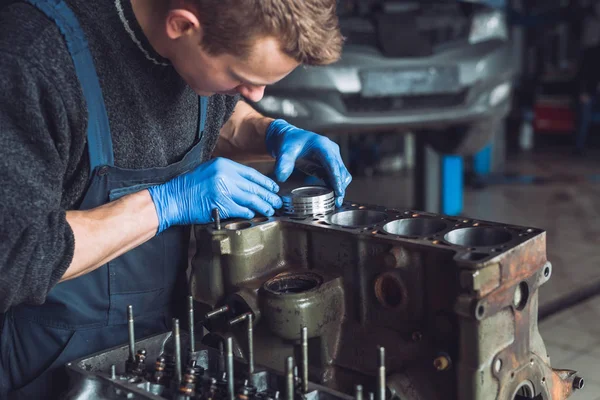 Mestre Recolhe Motor Reconstruído Para Carro — Fotografia de Stock