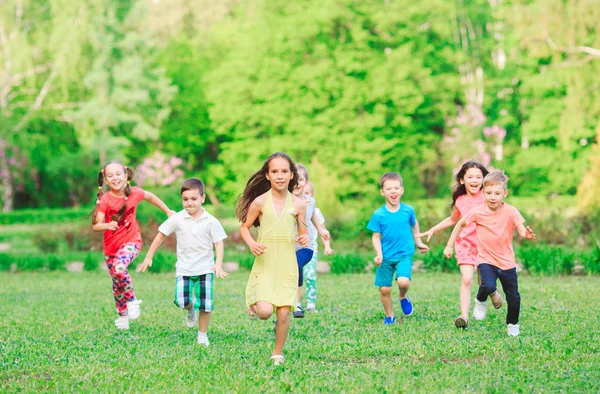 Beaucoup Enfants Garçons Filles Différents Courent Dans Parc Jour Ensoleillé — Photo