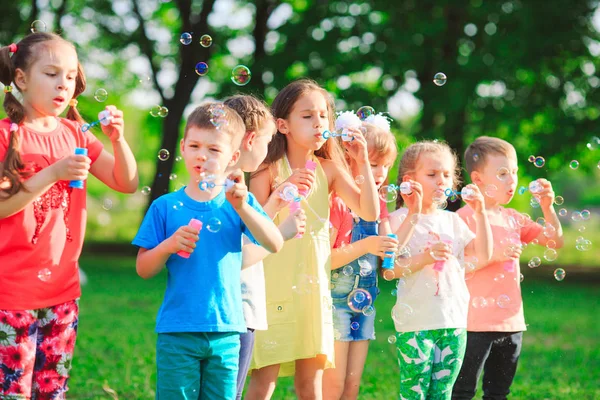Gruppe Von Kindern Pustet Seifenblasen — Stockfoto