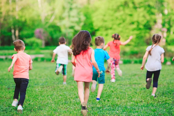 Muchos Niños Niños Niñas Diferentes Corriendo Parque Soleado Día Verano —  Fotos de Stock