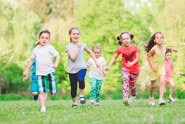 Beaucoup Enfants Garçons Filles Différents Courent Dans Parc Jour Ensoleillé — Photo