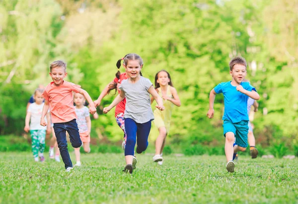 Muchos Niños Niños Niñas Diferentes Corriendo Parque Soleado Día Verano —  Fotos de Stock