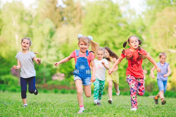 Багато Різних Дітей Хлопчиків Дівчаток Біжать Парку Сонячний Літній День — стокове фото