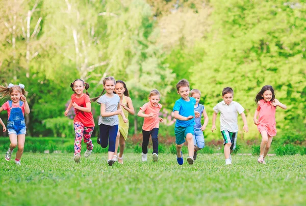 Muchos Niños Niños Niñas Diferentes Corriendo Parque Soleado Día Verano —  Fotos de Stock