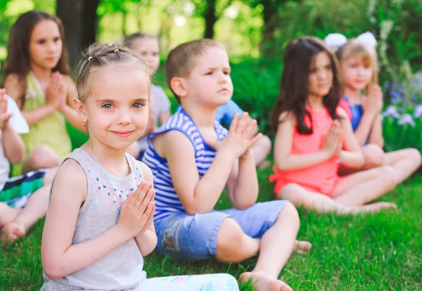 Gran Grupo Niños Dedicados Yoga Parque Sentados Sobre Hierba —  Fotos de Stock