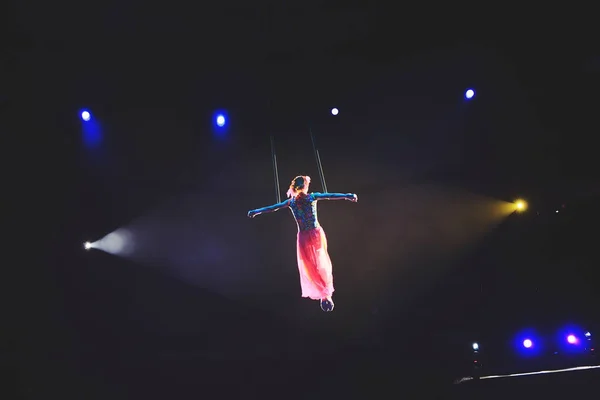 Prestaties Van Het Meisje Luchtfoto Acrobaat Het Circus — Stockfoto