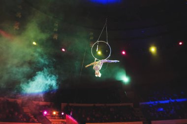 Hava acrobat içinde belgili tanımlık çalmak. Genç bir kız akrobatik öğeleri hava ringde gerçekleştirir..